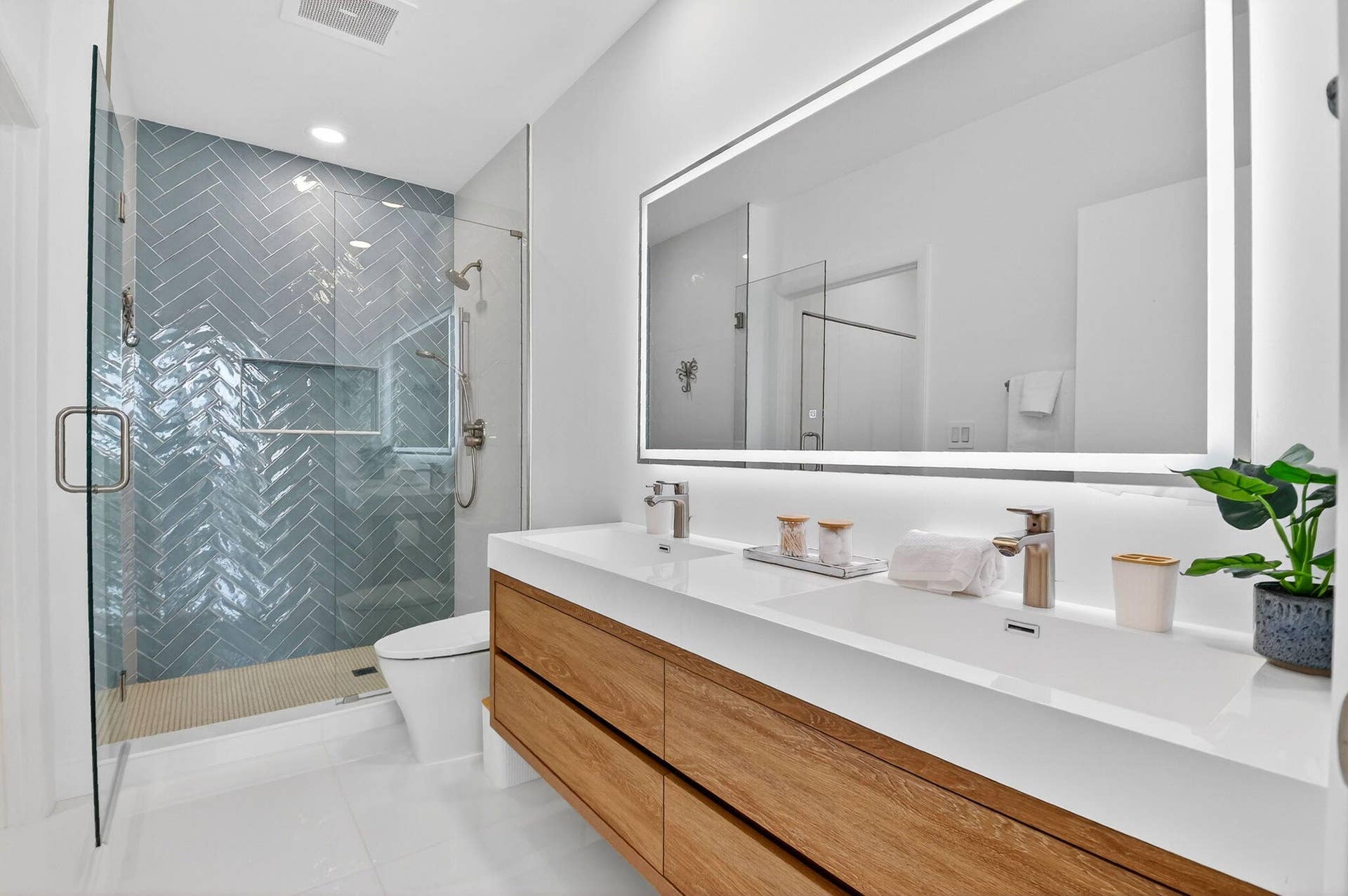 550 Okeechobee Boulevard, #Lph-07, West Palm Beach, FL 33401 Fully Remodeled Guest Bathroom