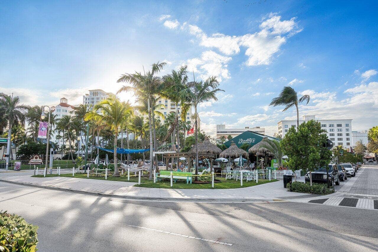 550 Okeechobee Boulevard, #Lph-07, West Palm Beach, FL 33401 Famous ER Bradleys on the Waterfront