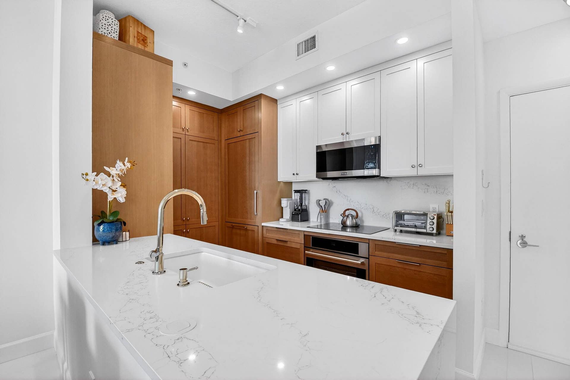 550 Okeechobee Boulevard, #Lph-07, West Palm Beach, FL 33401 Fully Remodeled Kitchen
