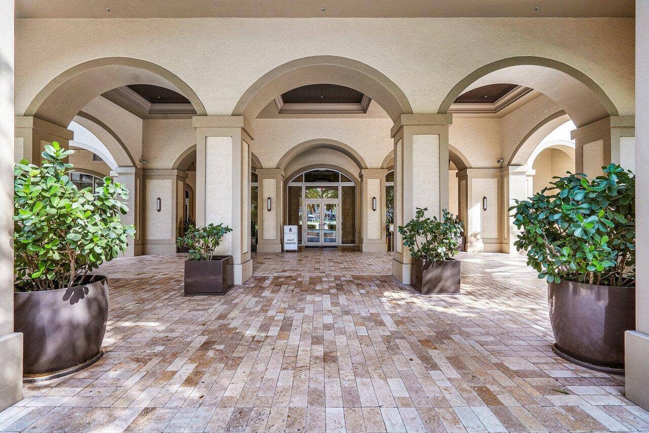 550 Okeechobee Boulevard, #Lph-07, West Palm Beach, FL 33401 Covered Valet Entrance