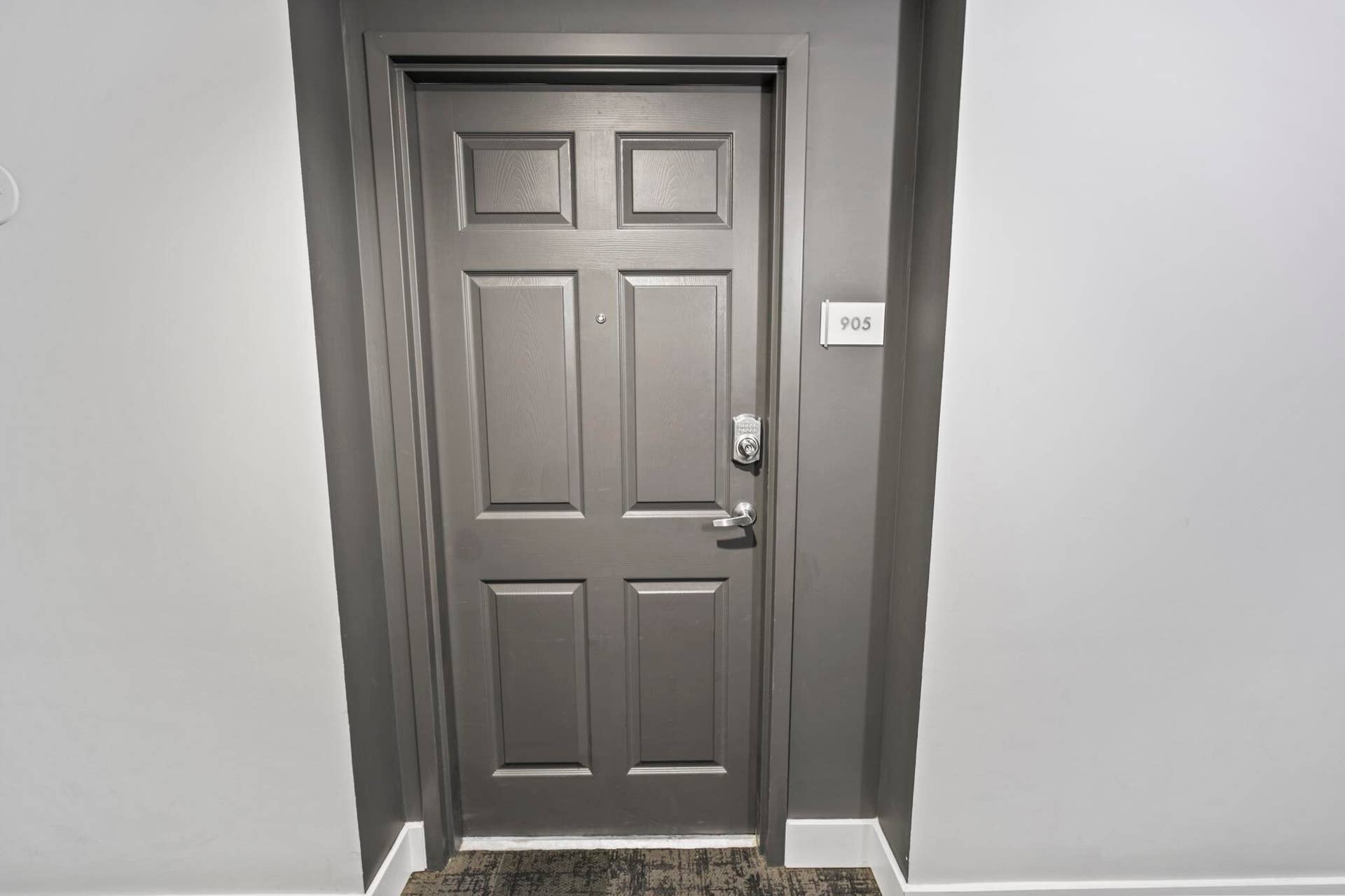 Door 905