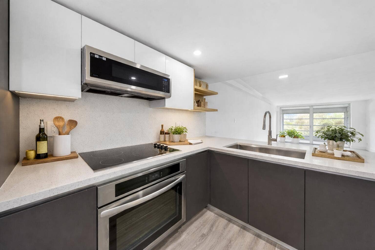 Modern U-shaped kitchen design