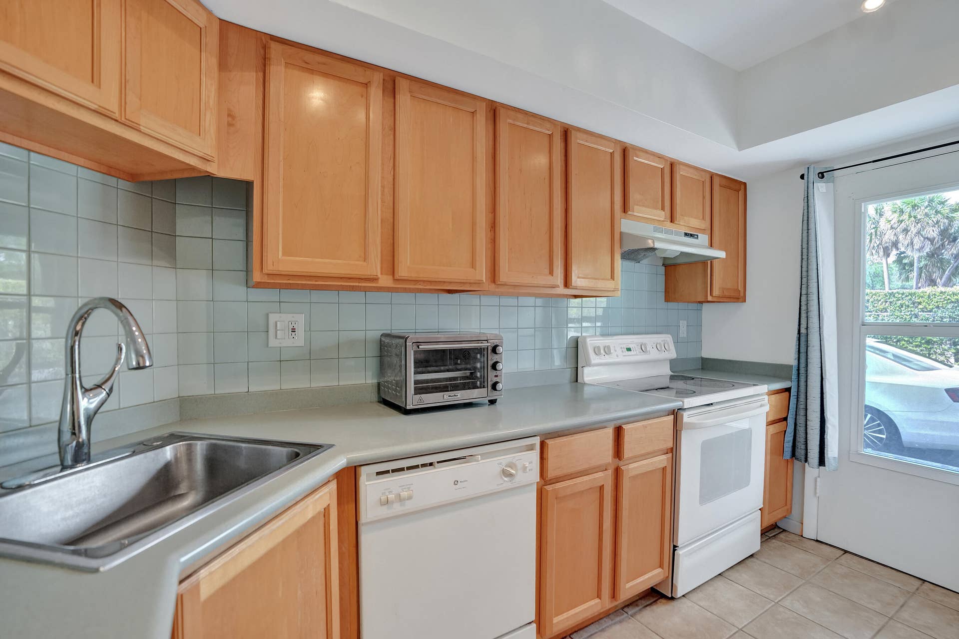 900 SW 12th Street, #100, Fort Lauderdale, FL 33315 DSC08905