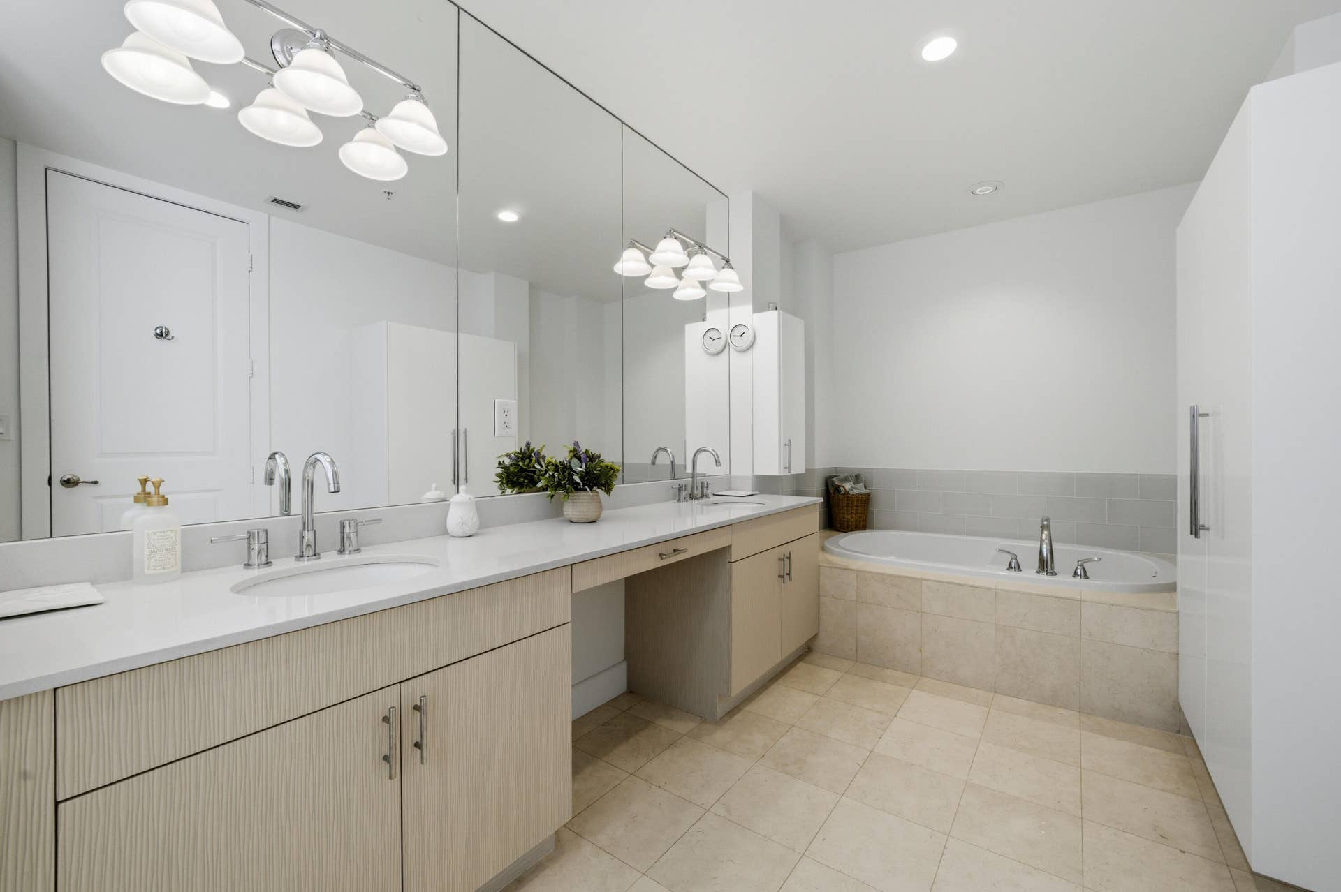 69 Isle Of Venice Drive, Fort Lauderdale, FL 33301 Primary Bath