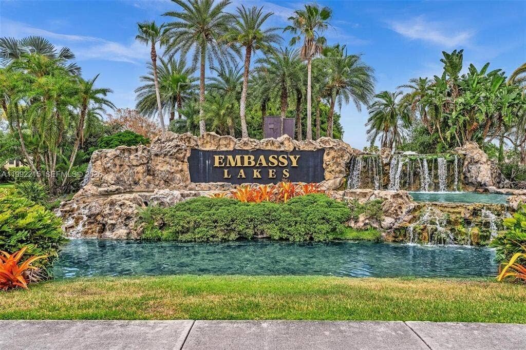 Entrance to Embassy Lakes