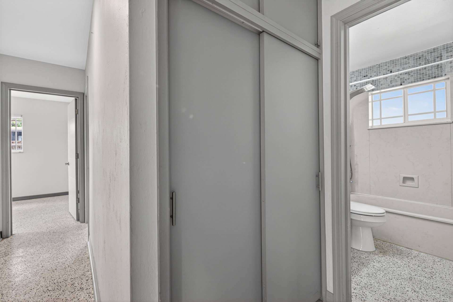 818 NW 28th Court, Wilton Manors, FL 33311 hall bathroom