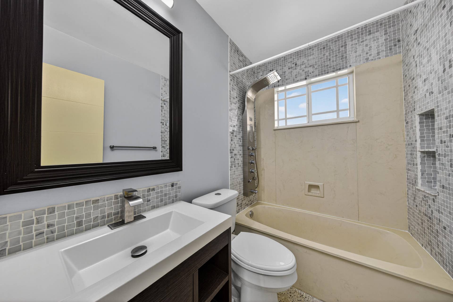 818 NW 28th Court, Wilton Manors, FL 33311 hall bathroom