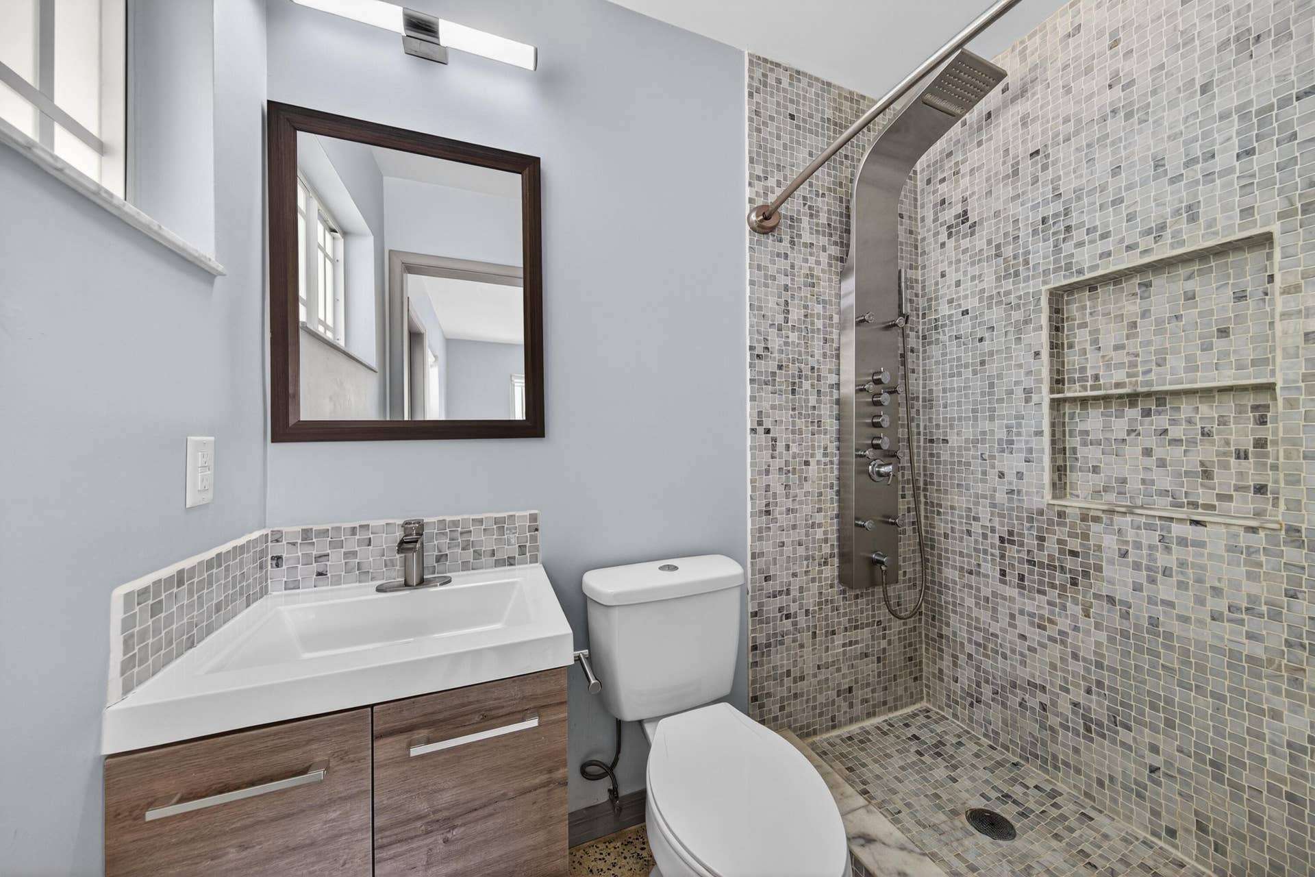 818 NW 28th Court, Wilton Manors, FL 33311 Primary bathroom