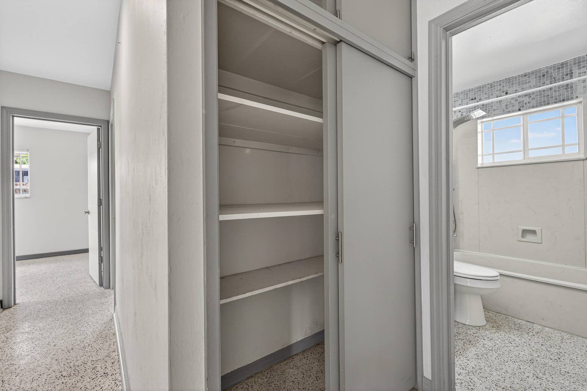 818 NW 28th Court, Wilton Manors, FL 33311 hall bathroom