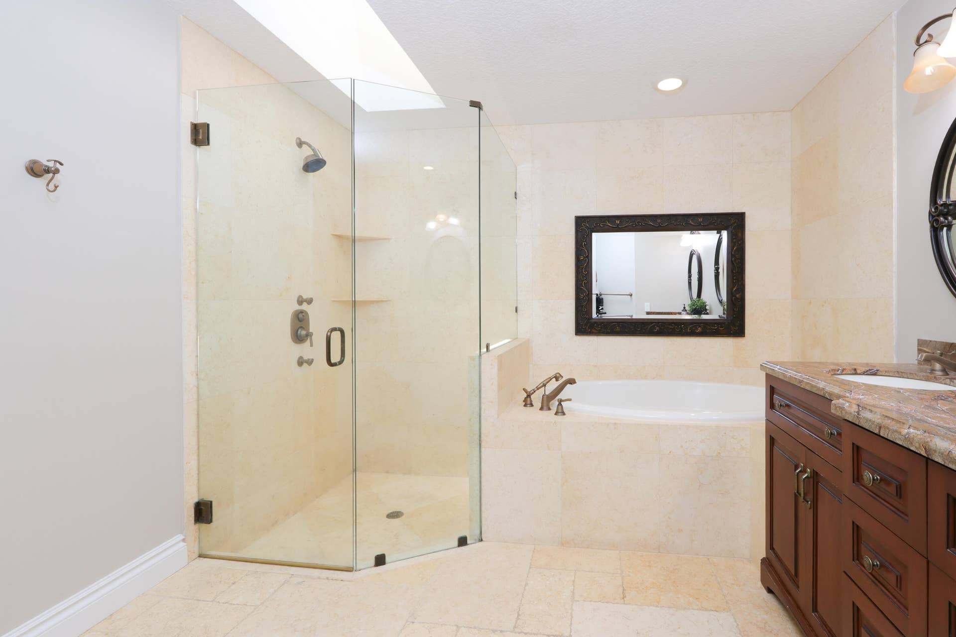 400 Seaside Lane, Juno Beach, FL 33408 Master showers
