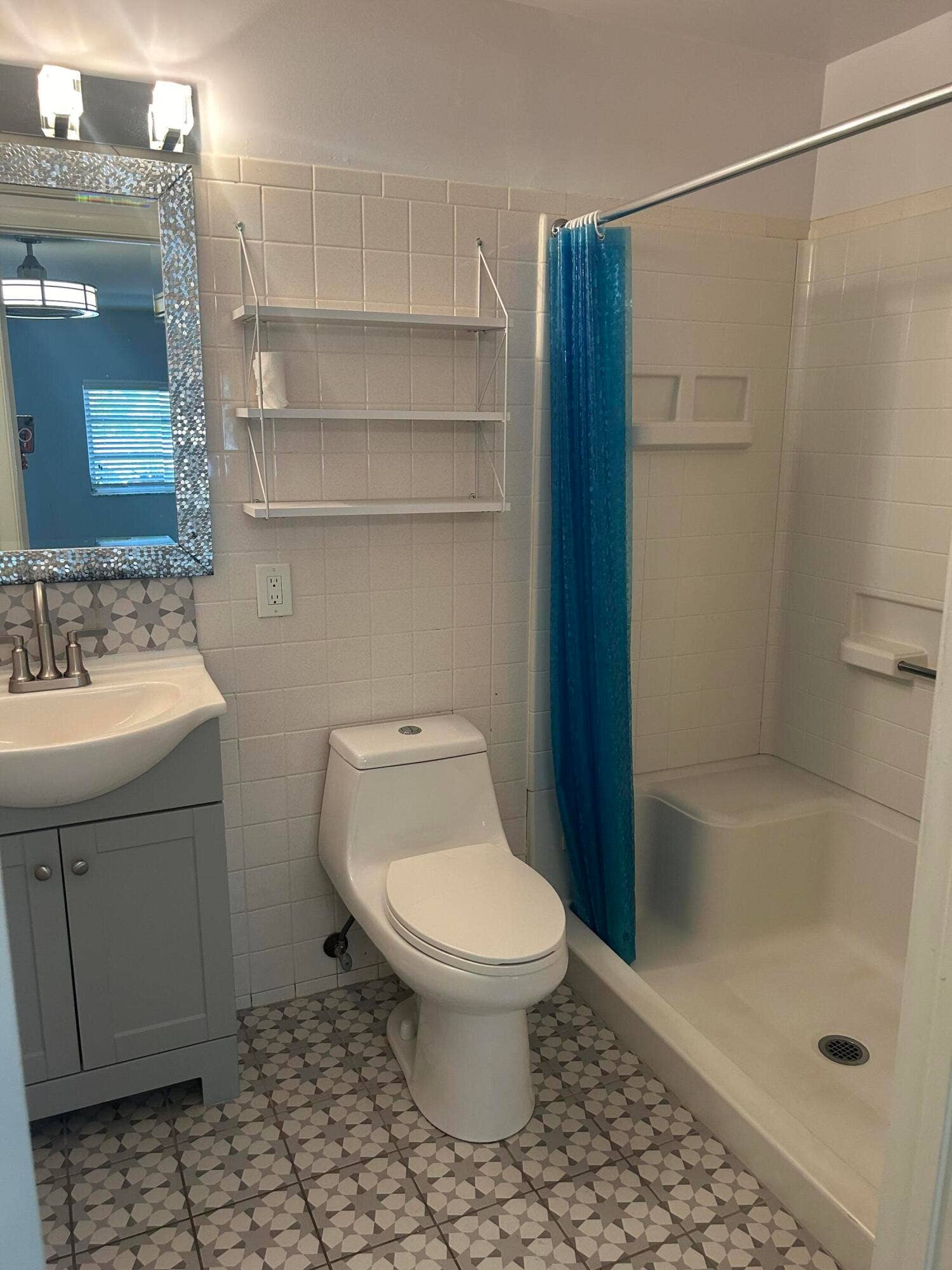 En-suite bath for front Bedroom