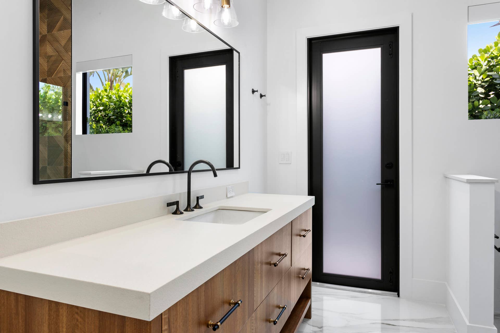 619 Riverside Road, North Palm Beach, FL 33408 Downstairs Cabana Bath/Guest Suite