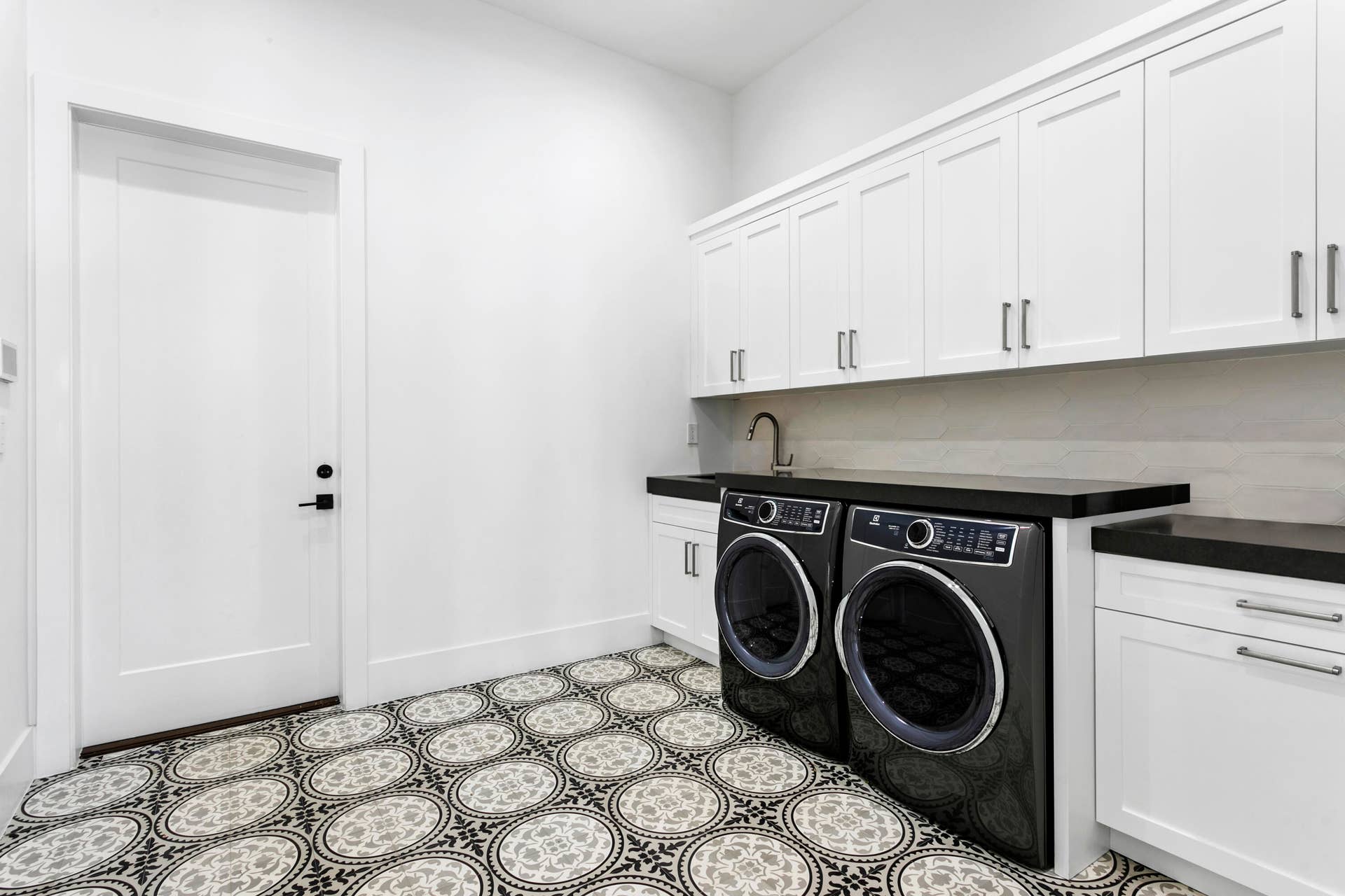 619 Riverside Road, North Palm Beach, FL 33408 Downstairs Laundry/Mud Room