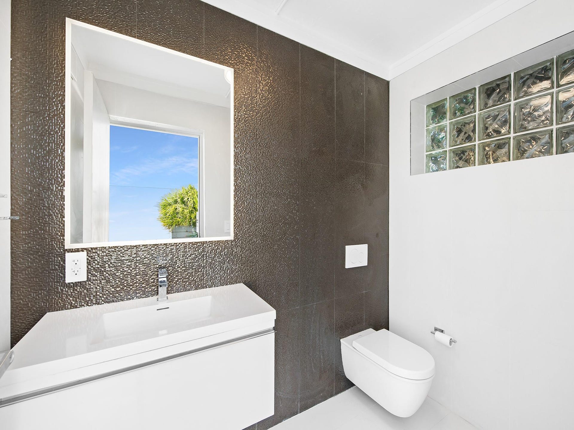 101 S Fort Lauderdale Beach Boulevard, #2905, Fort Lauderdale, FL 33316 Pool & Spa Powder Room