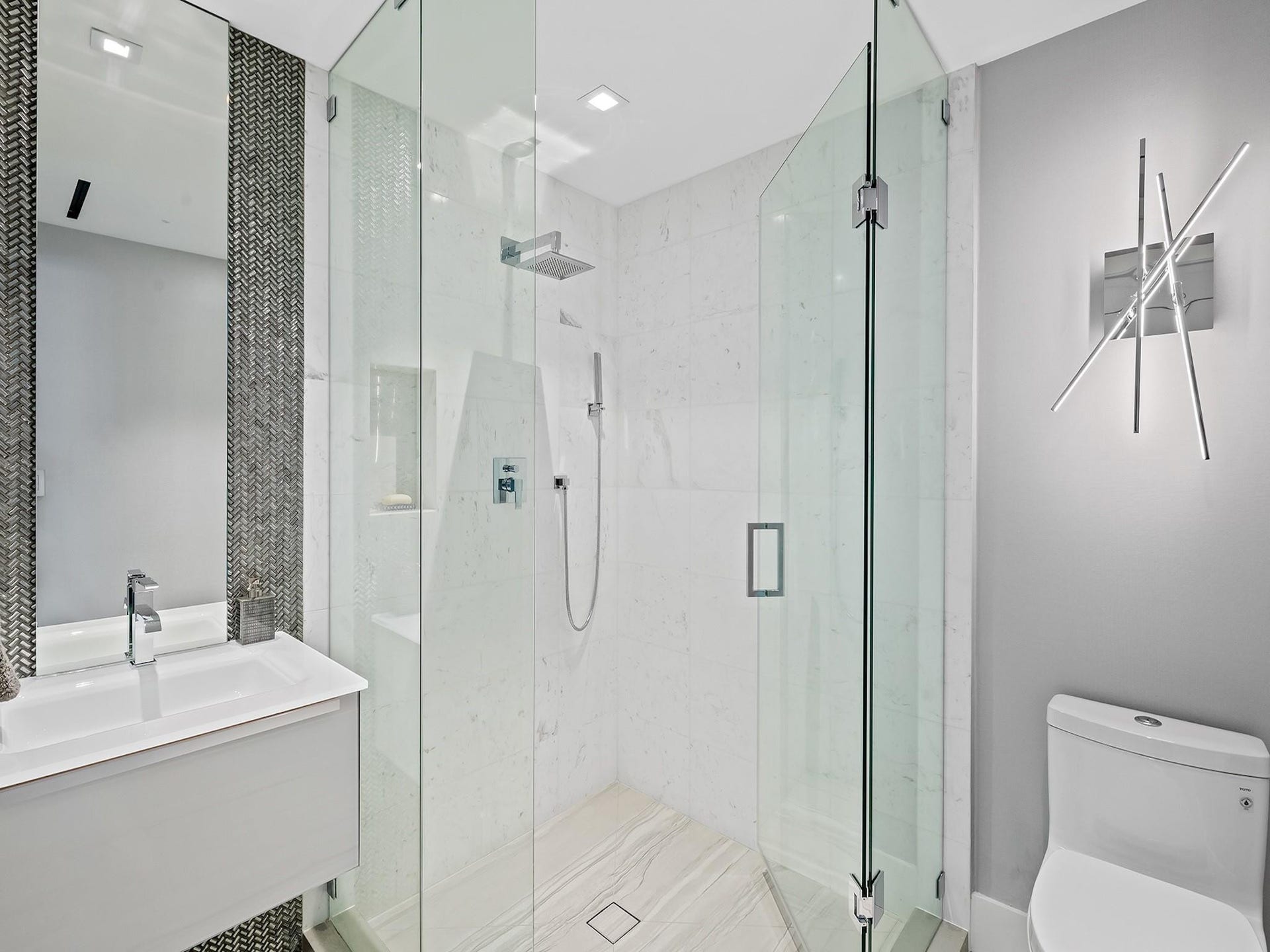 101 S Fort Lauderdale Beach Boulevard, #2905, Fort Lauderdale, FL 33316 Guest Bathroom
