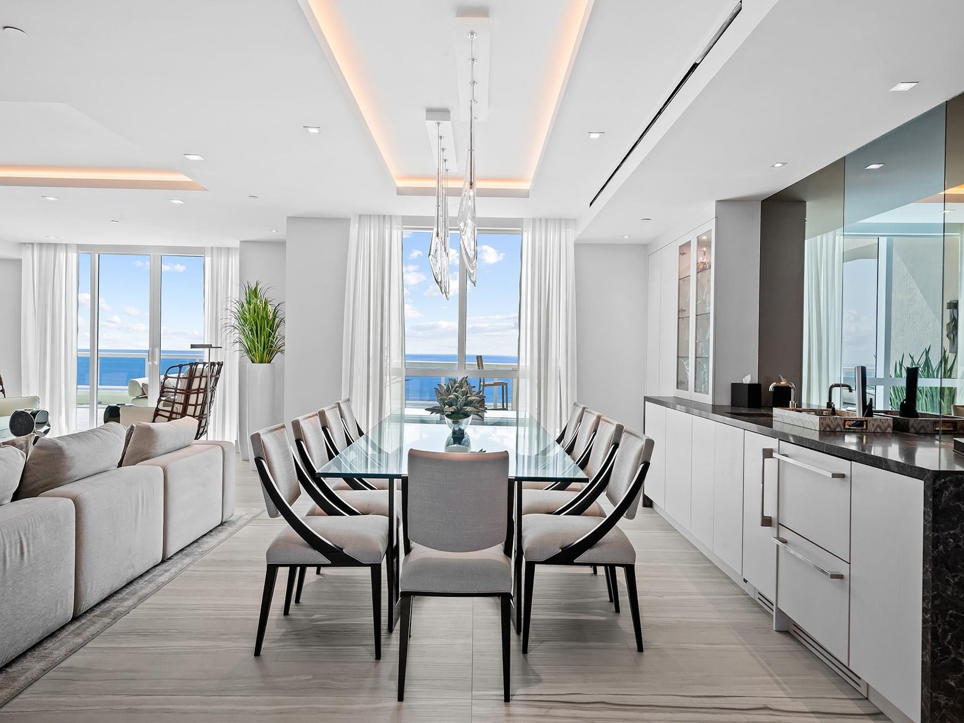 101 S Fort Lauderdale Beach Boulevard, #2905, Fort Lauderdale, FL 33316 Dining Area and Wet Bar