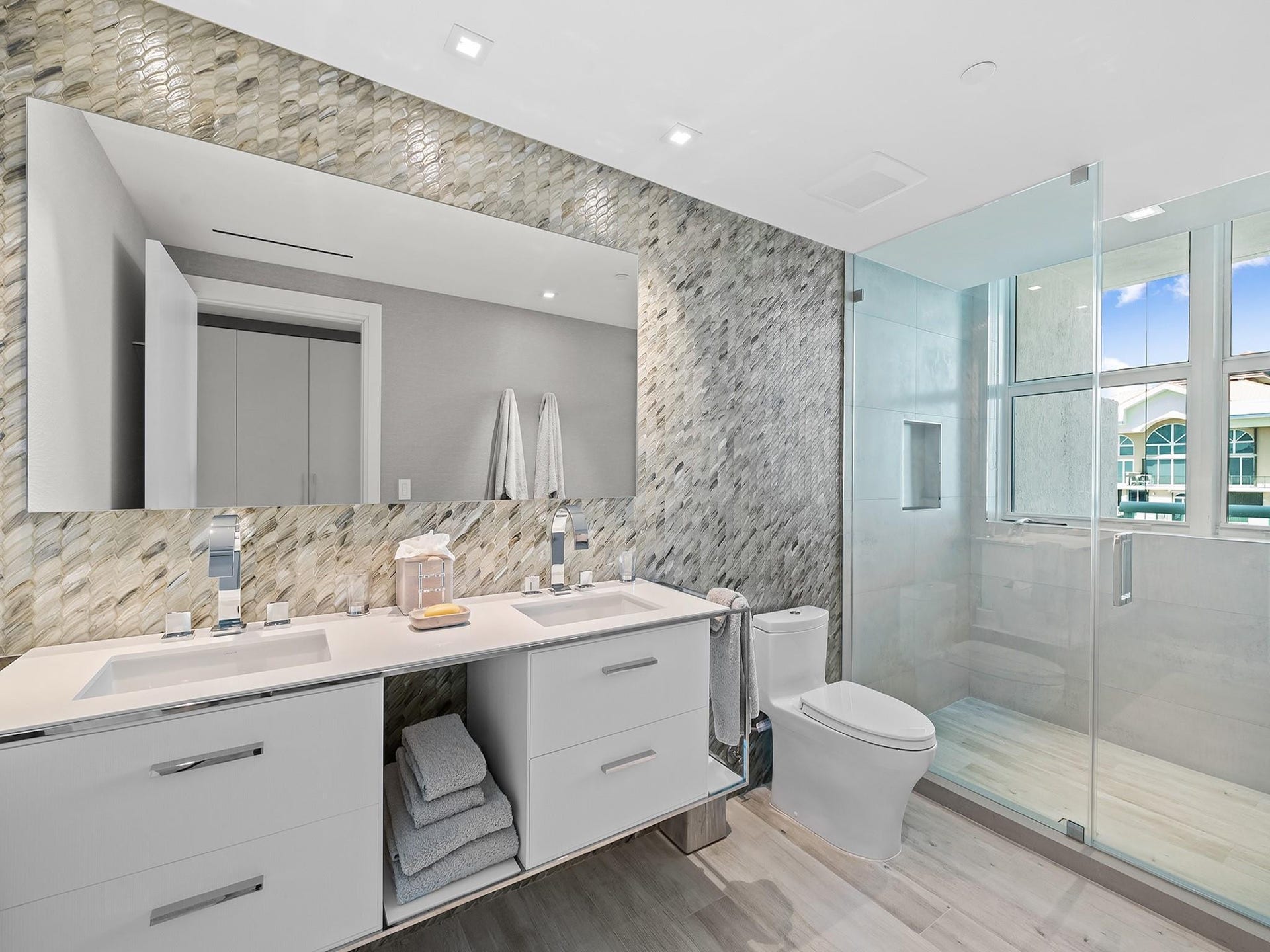 101 S Fort Lauderdale Beach Boulevard, #2905, Fort Lauderdale, FL 33316 Guest Bathroom