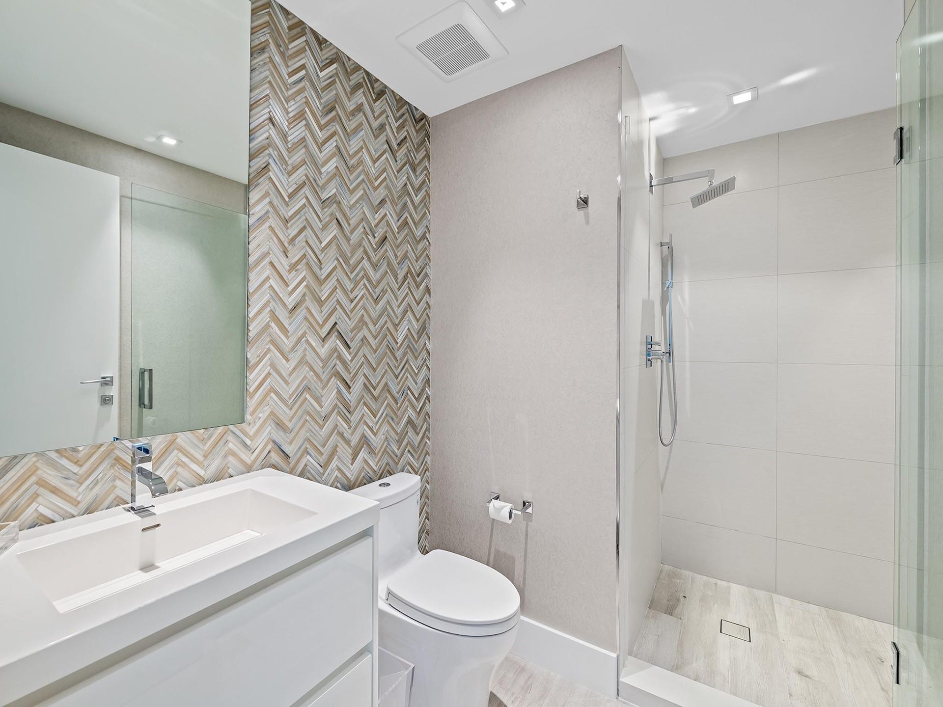 101 S Fort Lauderdale Beach Boulevard, #2905, Fort Lauderdale, FL 33316 Guest Bathroom