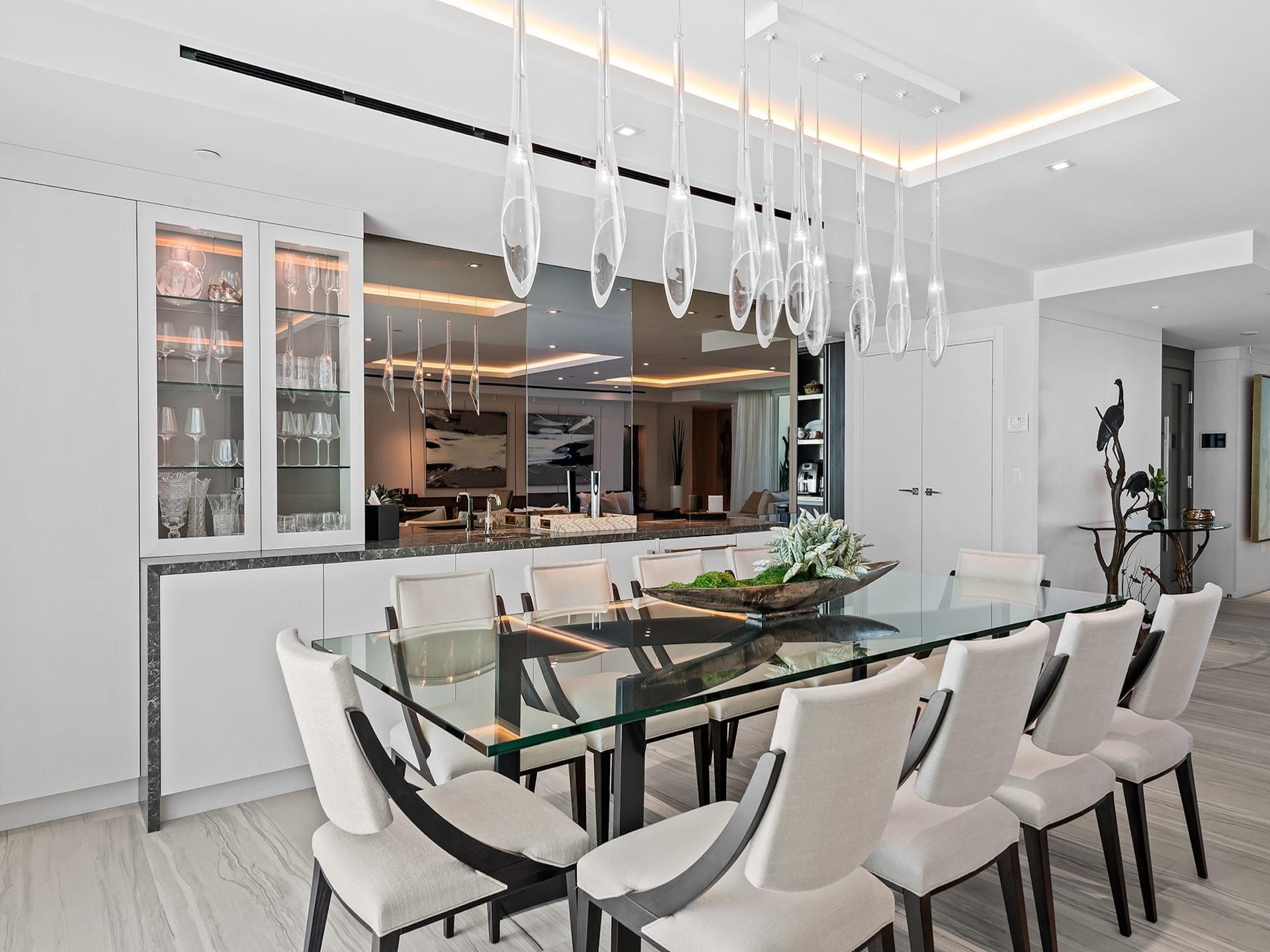 101 S Fort Lauderdale Beach Boulevard, #2905, Fort Lauderdale, FL 33316 Dining Area and Wet Bar