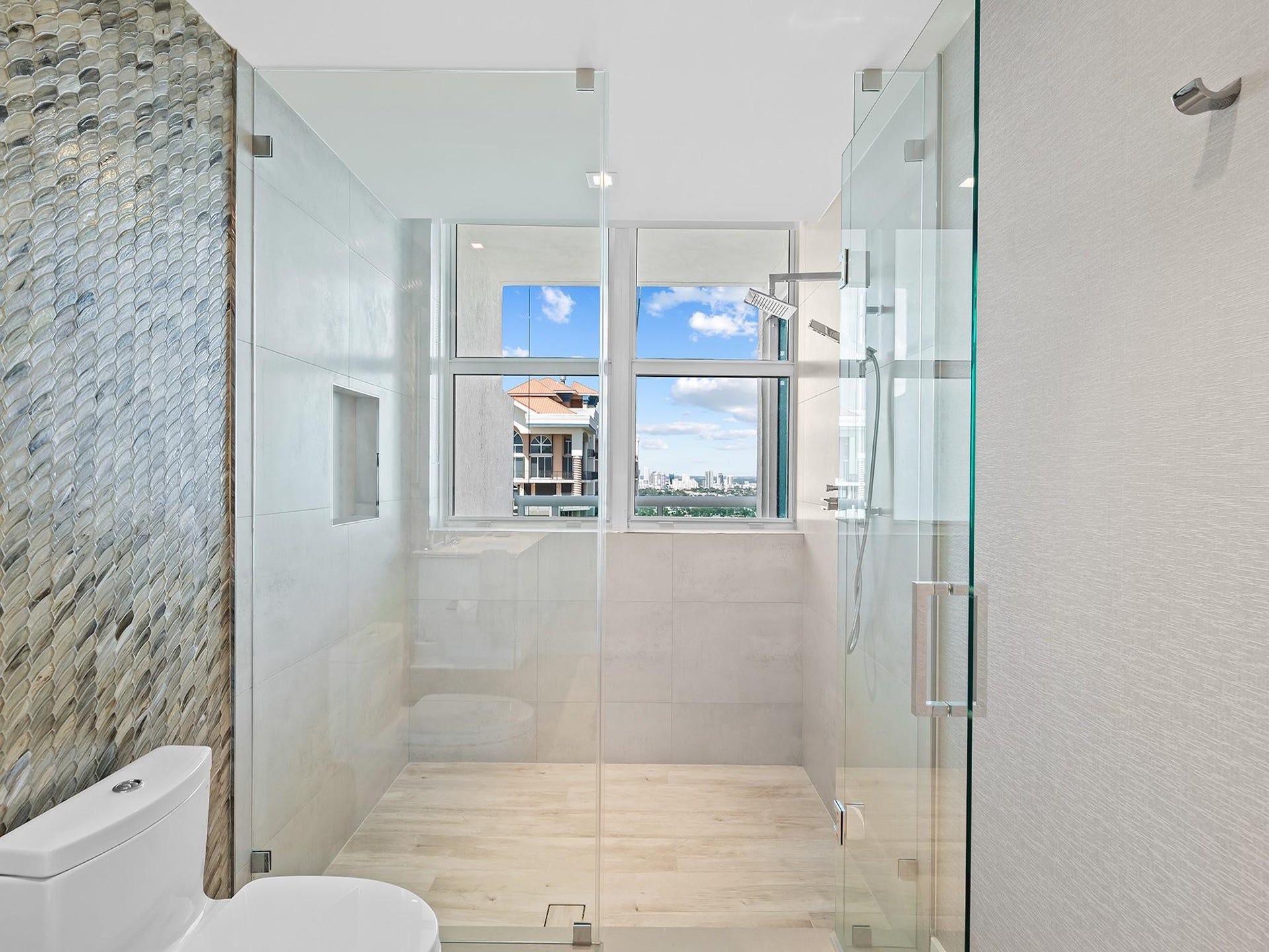 101 S Fort Lauderdale Beach Boulevard, #2905, Fort Lauderdale, FL 33316 Guest Bathroom