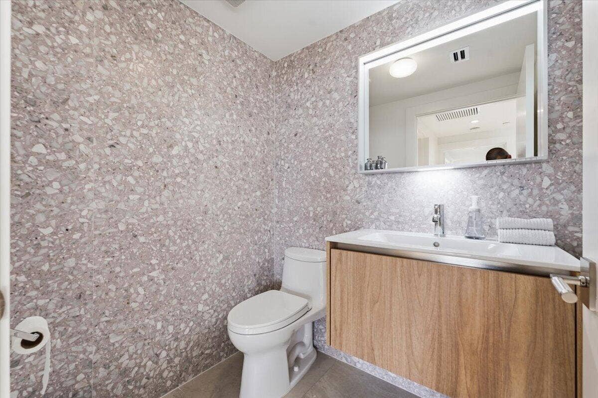 3100 N Ocean Boulevard N, #1902, Fort Lauderdale, FL 33308 powder bath