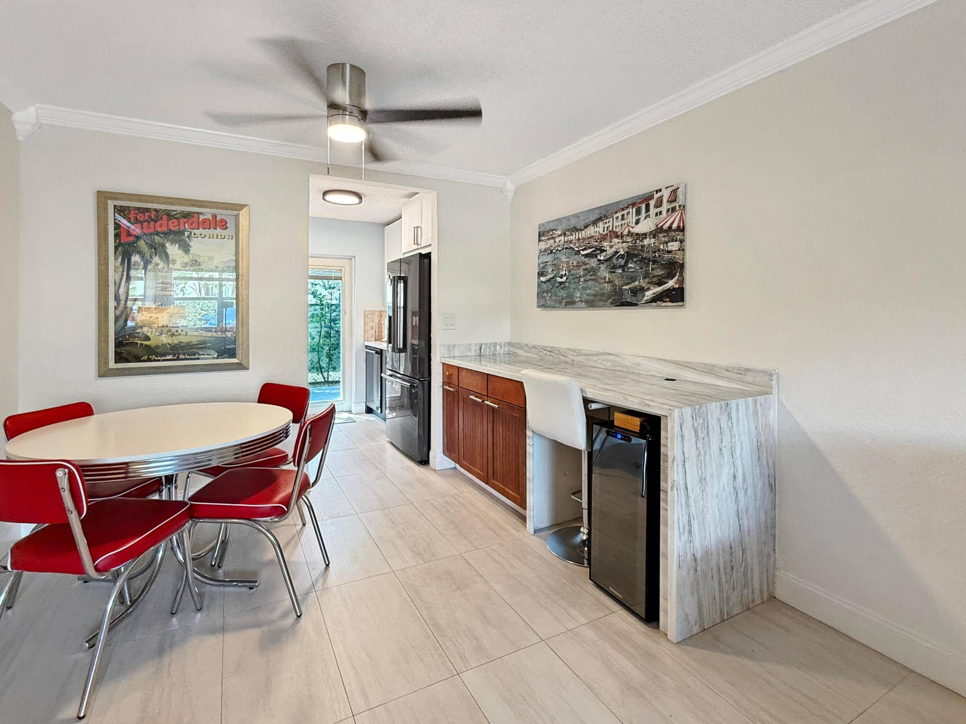 2607 NE 8th Avenue, #53, Wilton Manors, FL 33334 Dining area & bar