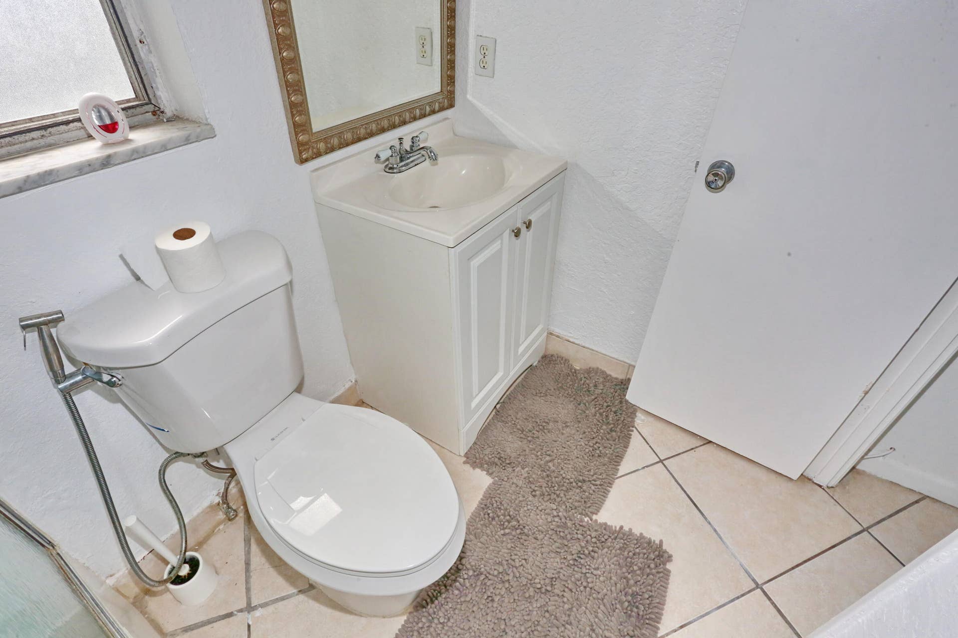 600 Pine Drive, #209, Pompano Beach, FL 33060 guest bathroom