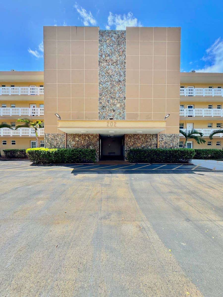 Property photo for 202 SE 10th Street, #105, Dania Beach, FL