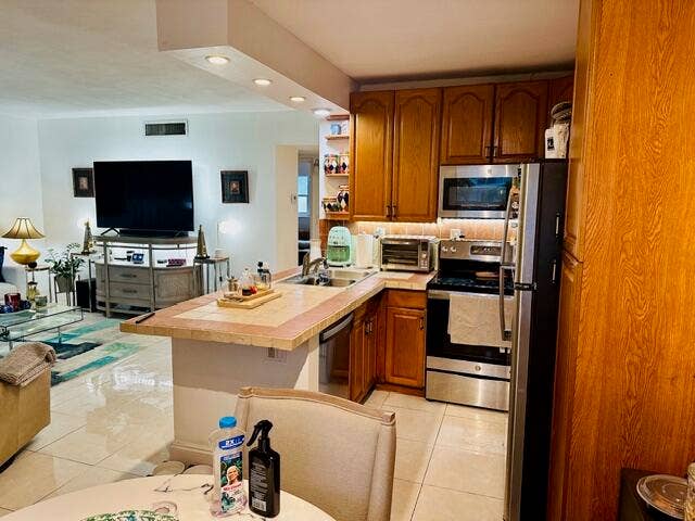 1150 NW 30th Court NW, #203, Wilton Manors, FL 33311 Kitchen