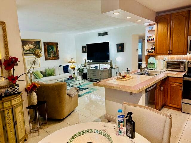 1150 NW 30th Court NW, #203, Wilton Manors, FL 33311 Main area