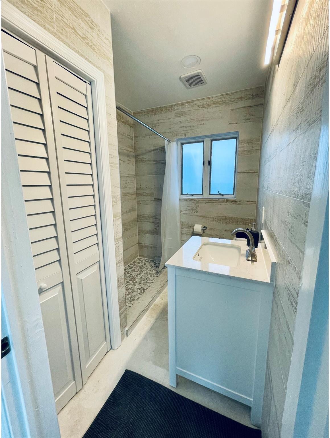 1742 NE 7th Street, Fort Lauderdale, FL 33304 In-law suite full bathroom with shower
