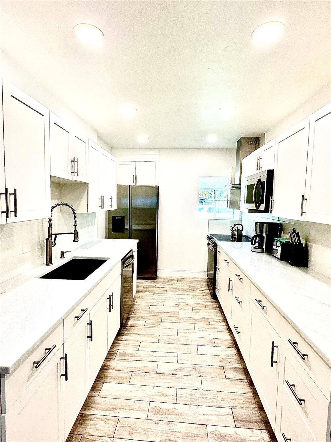 1742 NE 7th Street, Fort Lauderdale, FL 33304 Kitchen of main house