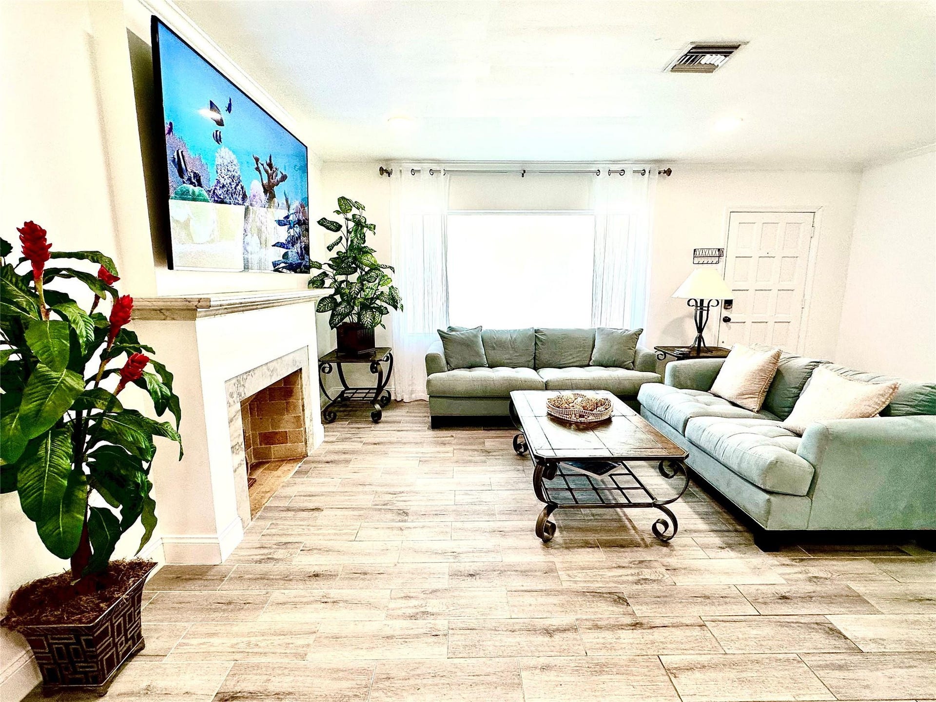 1742 NE 7th Street, Fort Lauderdale, FL 33304 Family room of main house