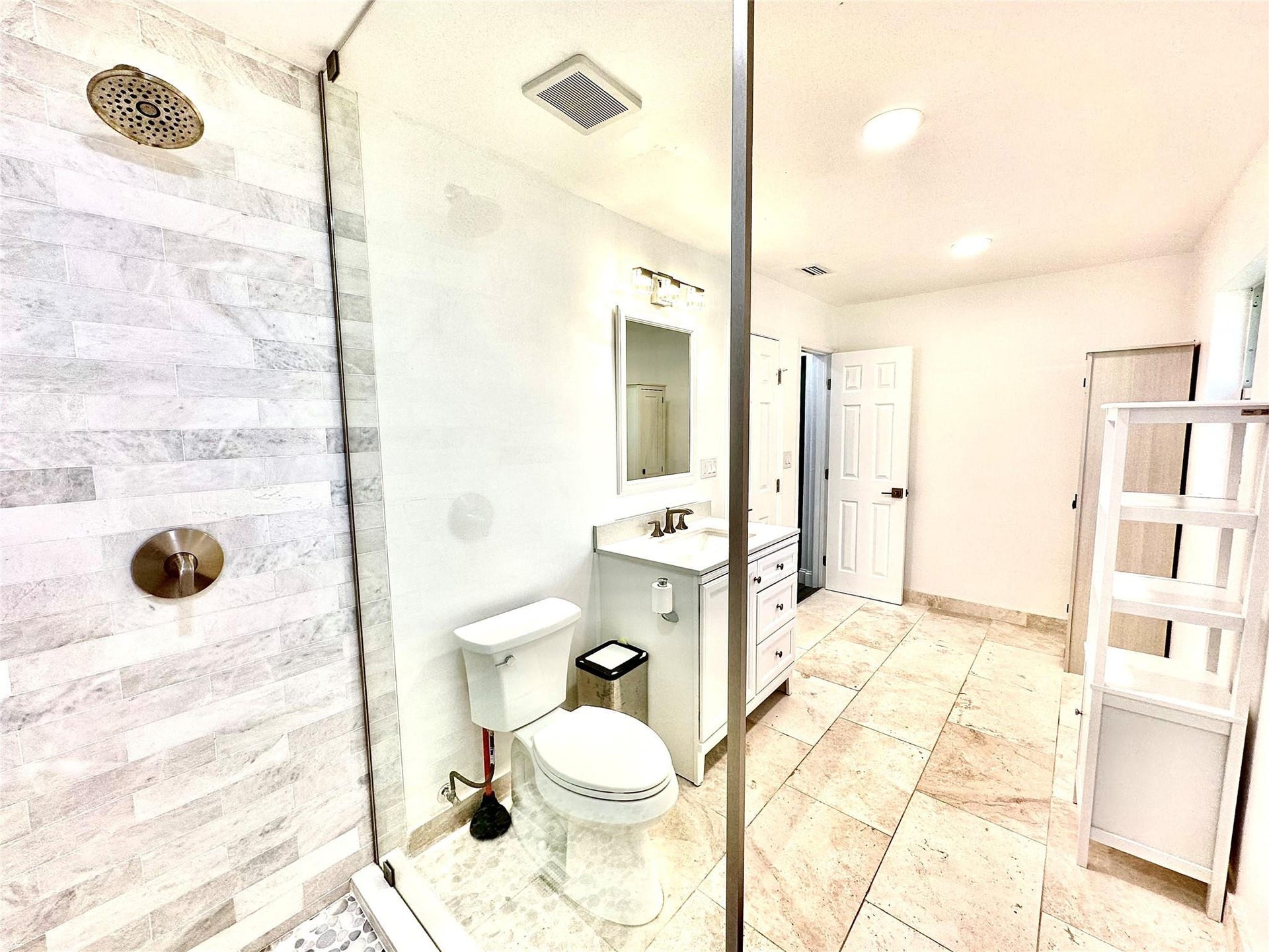 1742 NE 7th Street, Fort Lauderdale, FL 33304 Bathroom of main house