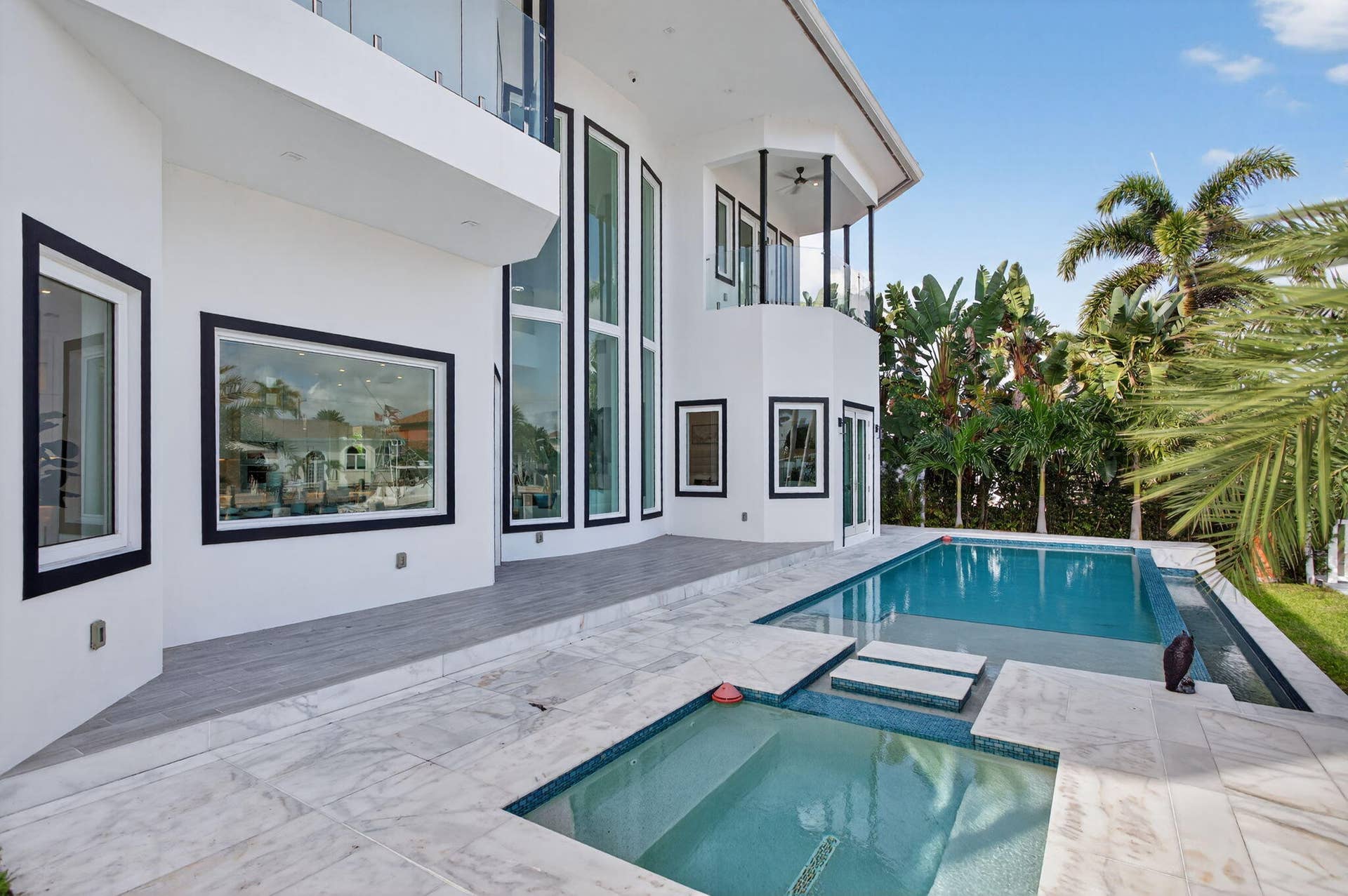 2641 NE 48th Street, Lighthouse Point, FL 33064 saltwater pool & jacuzzi