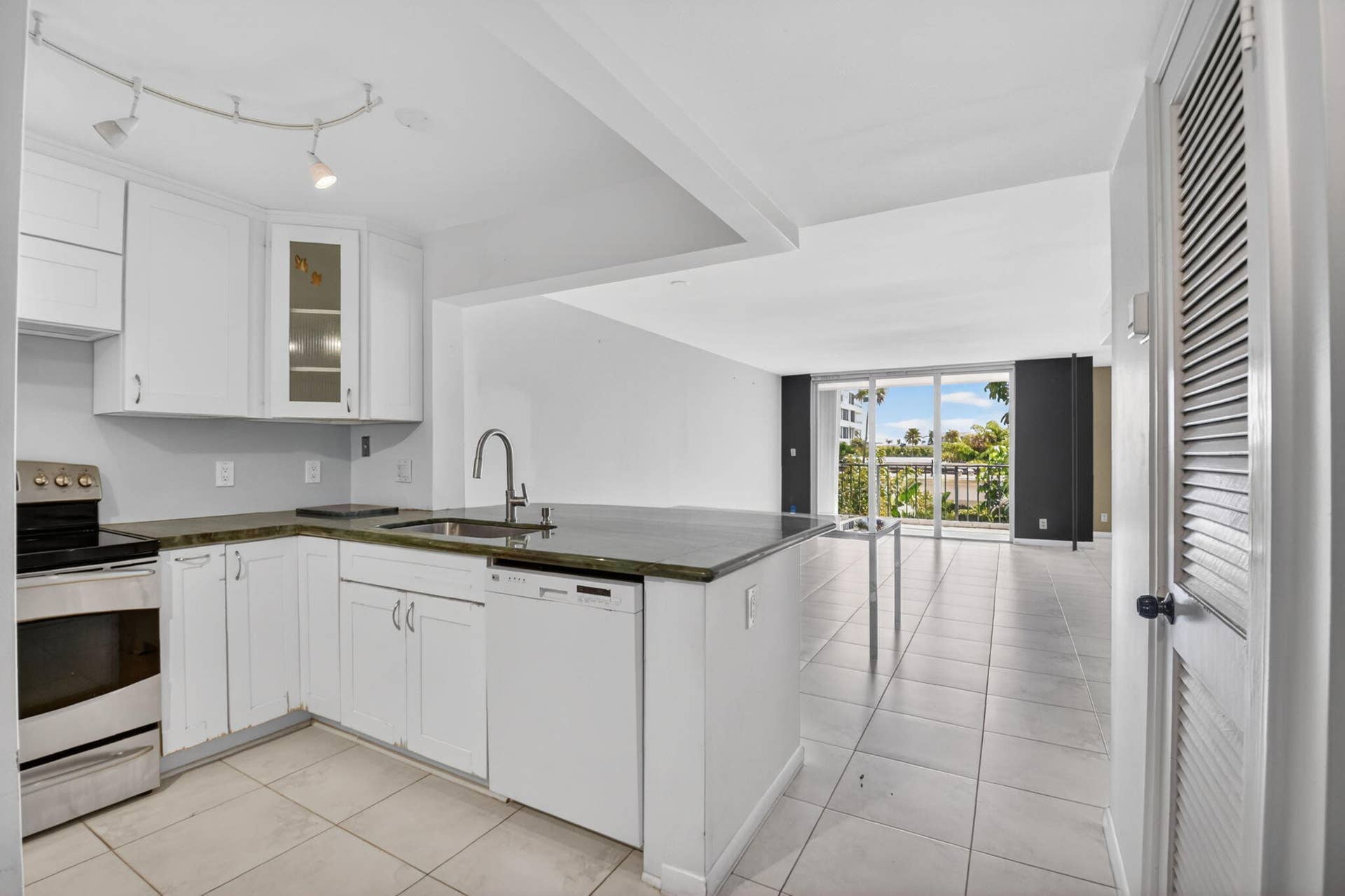 3581 S Ocean Boulevard, #3c, South Palm Beach, FL 33480 4-web-or-mls-DSC_8693