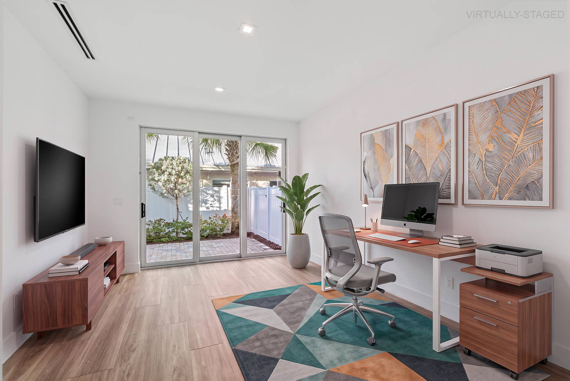 Spacious area, perfect for an office.