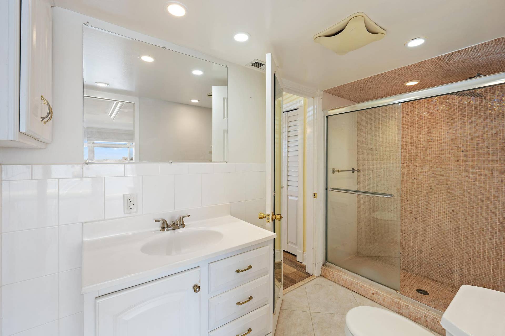 400 Wilma Circle, #108, Riviera Beach, FL 33404 Bathroom