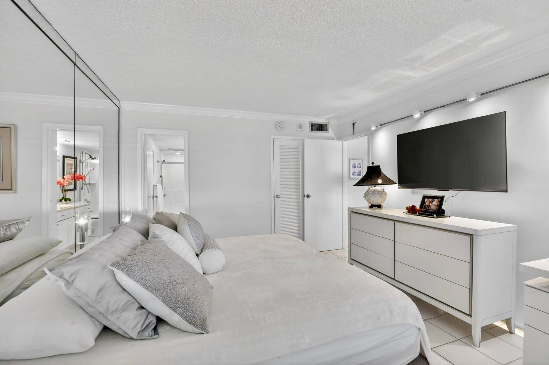 1160 N Federal Highway, #517, Fort Lauderdale, FL 33304 26-web-or-mls-_A7A3035