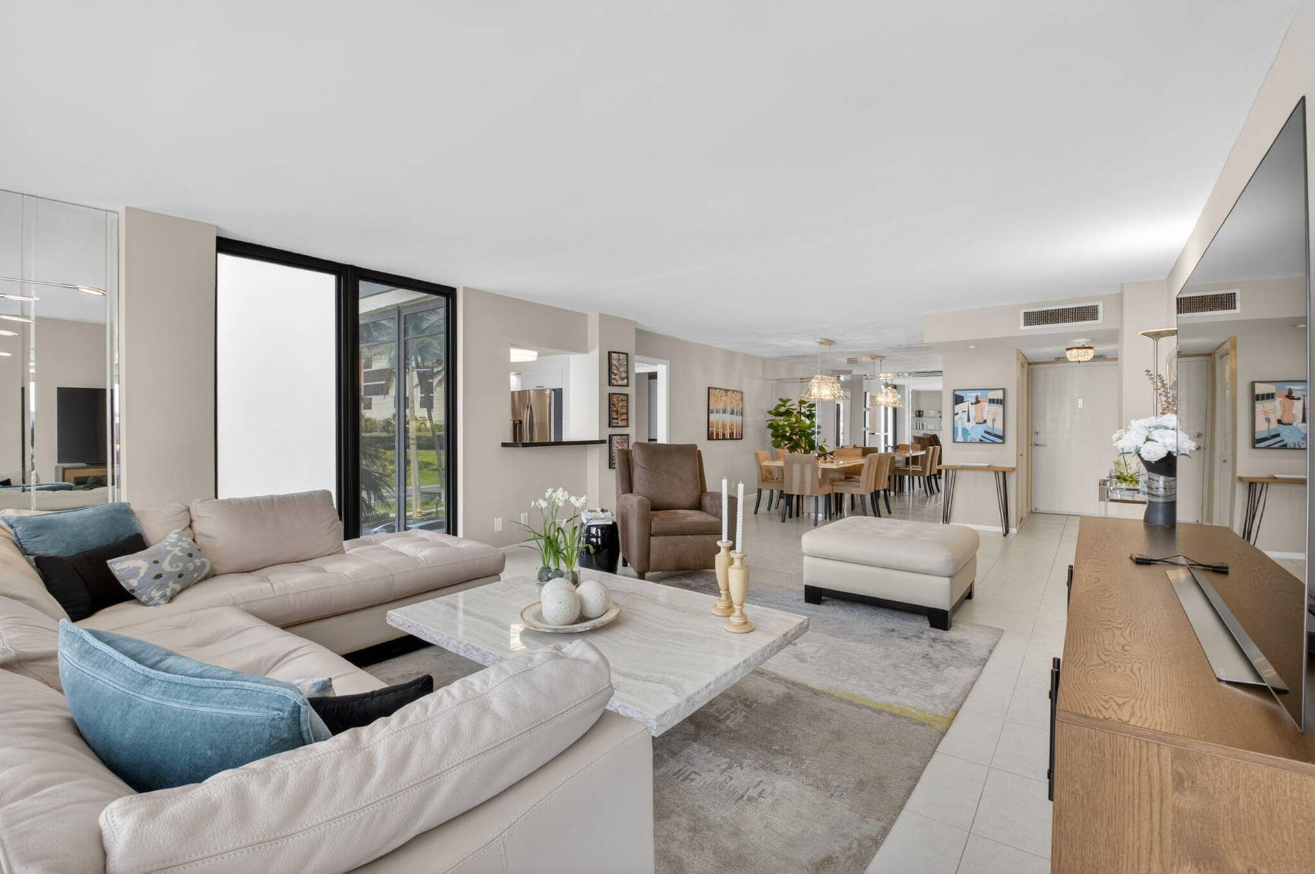 2220 S Ocean Boulevard, #304, Delray Beach, FL 33483 Large entertaining space