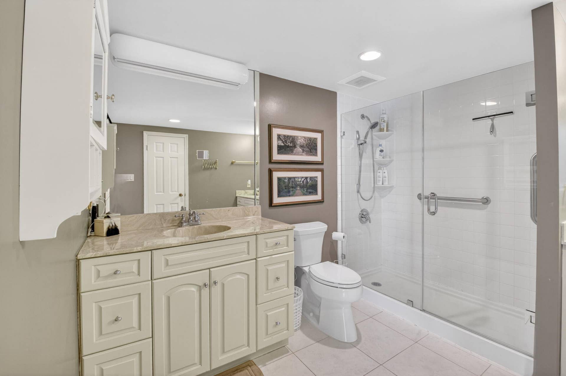 2220 S Ocean Boulevard, #304, Delray Beach, FL 33483 Primary bath