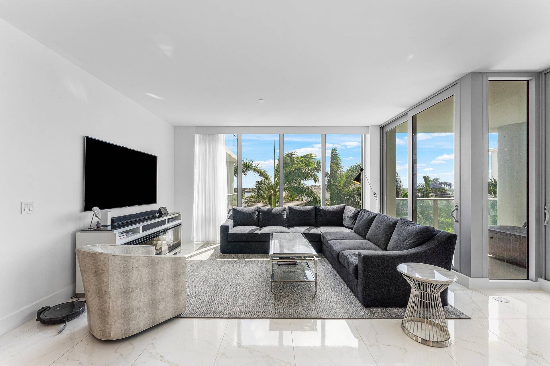 2 Water Club Way, #403, North Palm Beach, FL 33408 Bright Living Area w Private Balcony