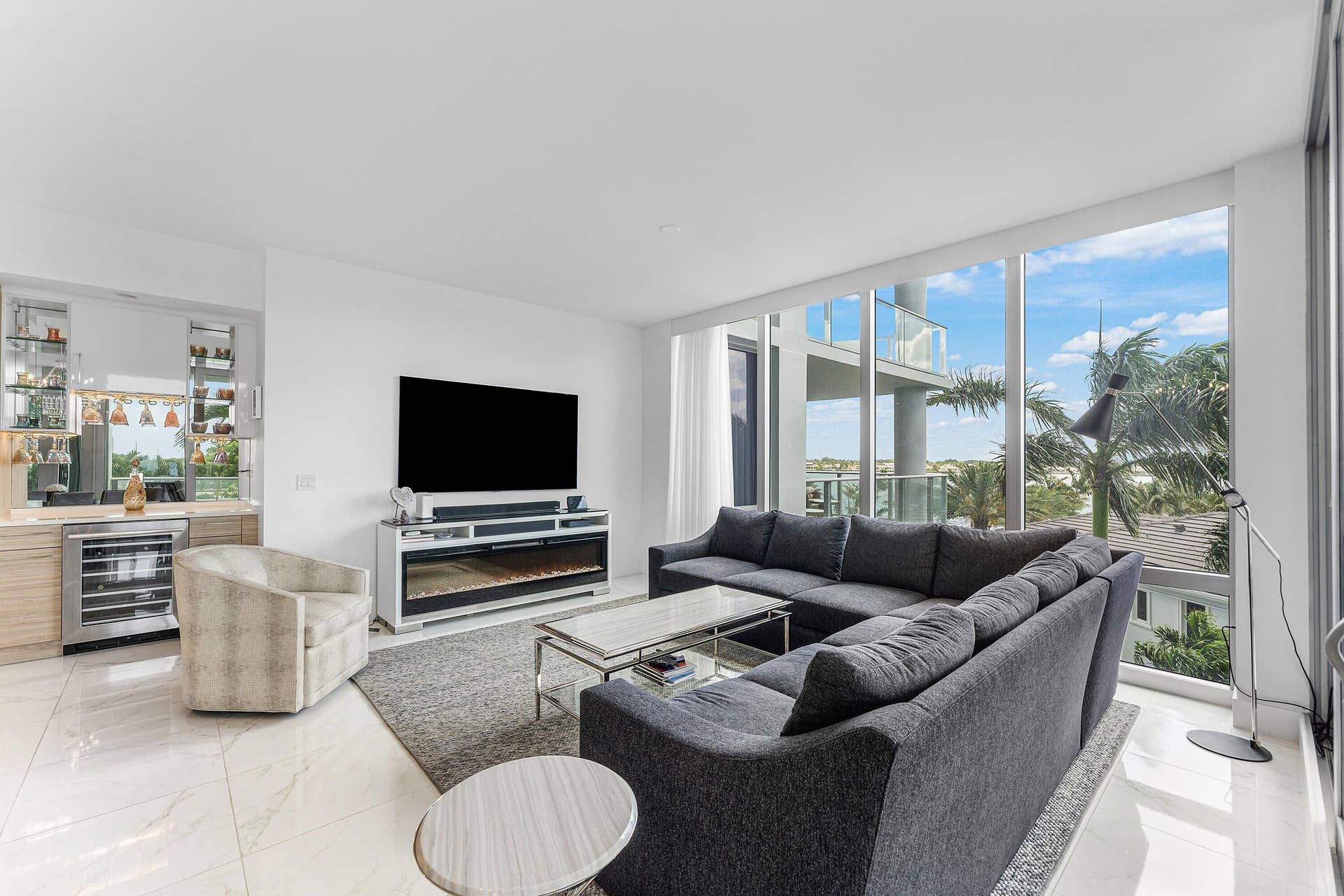 2 Water Club Way, #403, North Palm Beach, FL 33408 Spacious Living Room