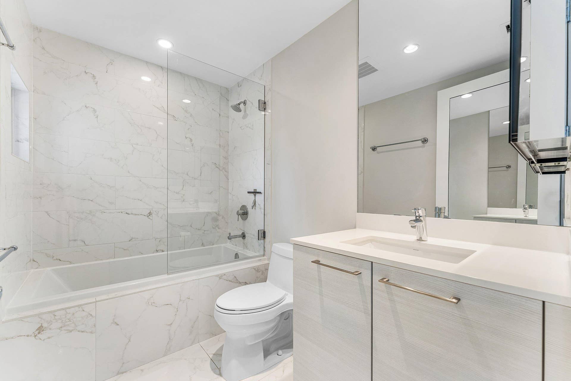 2 Water Club Way, #403, North Palm Beach, FL 33408 Guest Ensuite Bath