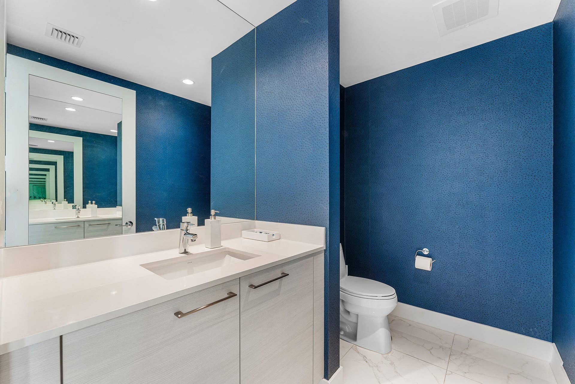 2 Water Club Way, #403, North Palm Beach, FL 33408 Powder Room