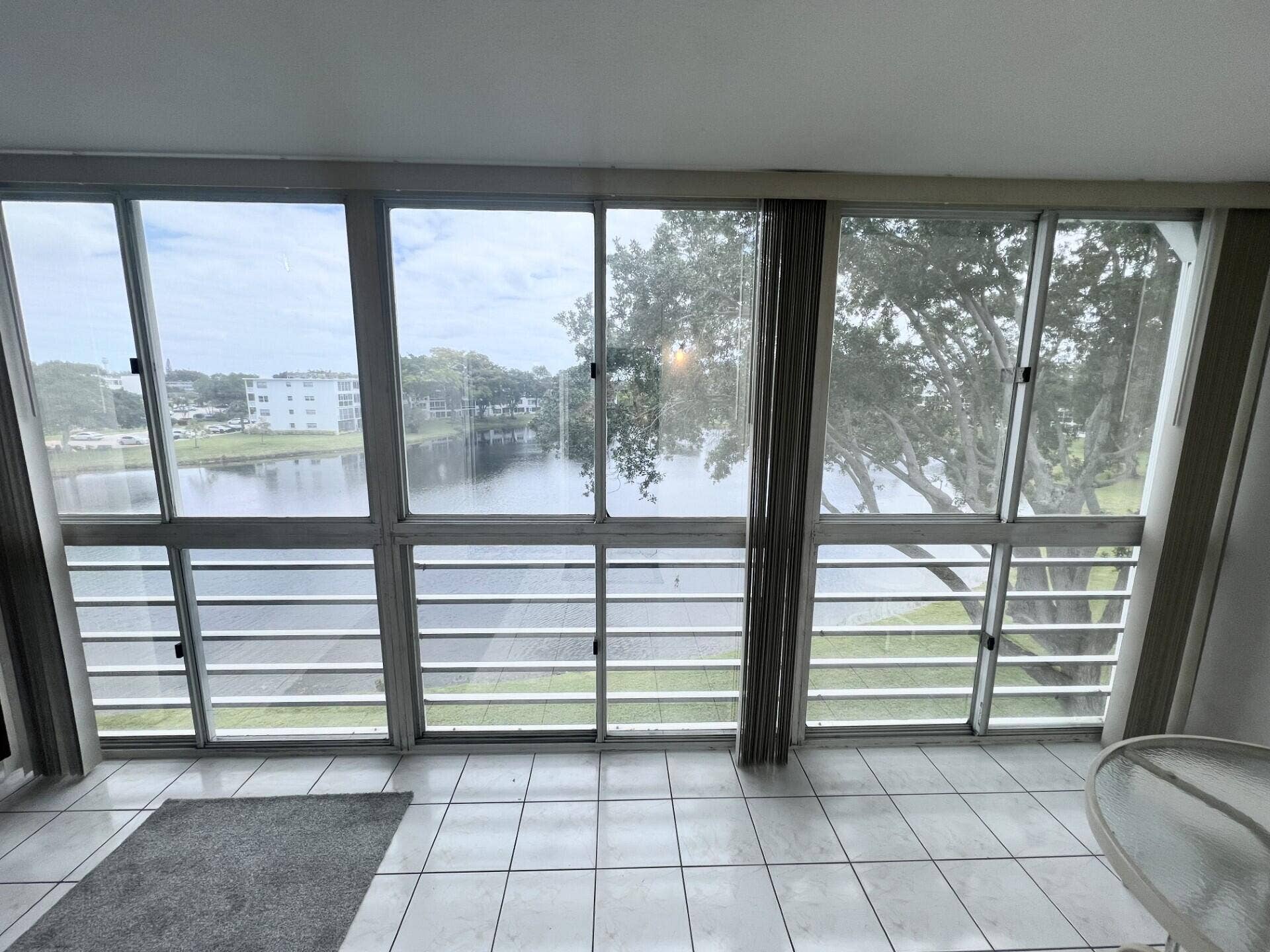 4116 Cambridge E, Deerfield Beach, FL 33442 FLOOR TO CEILING GLASS ENCLOSURE