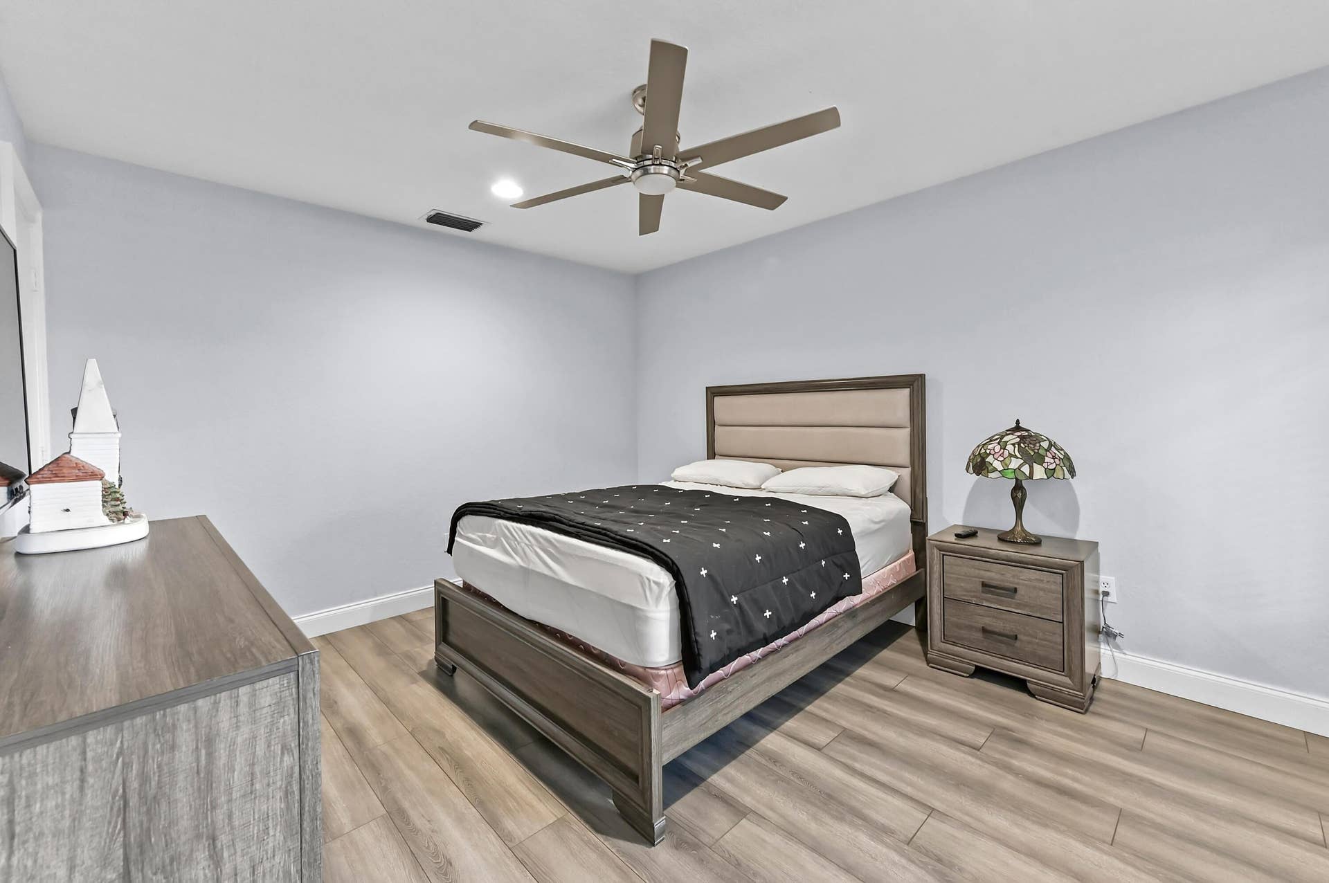07 Bedroom 01