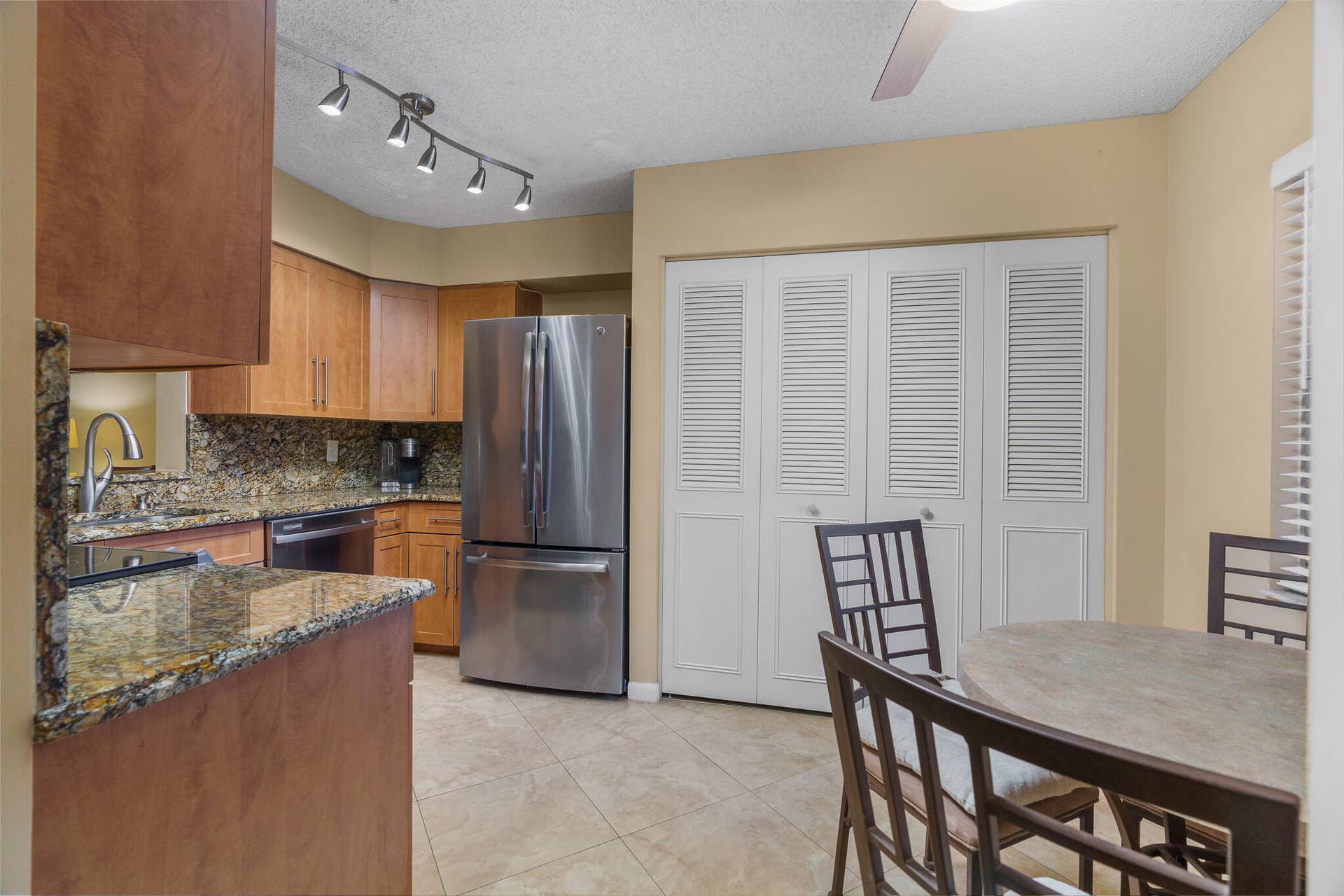 MLS EAT-IN KITCHEN