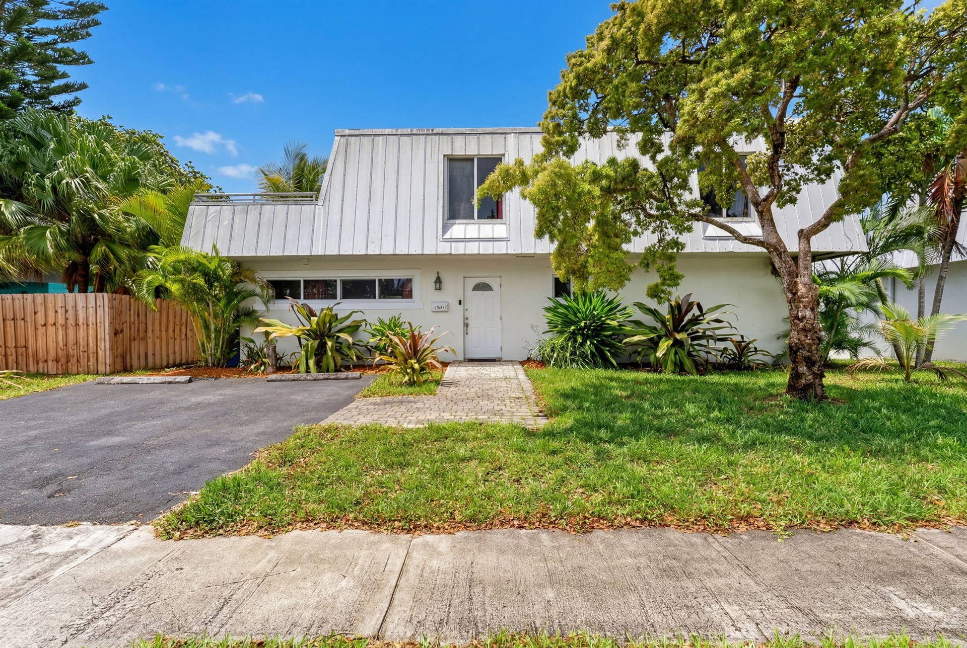 1380 NE 40th Drive, Oakland Park, FL 33334 2-web-or-mls-hf_20260413_041817_6c00f6df
