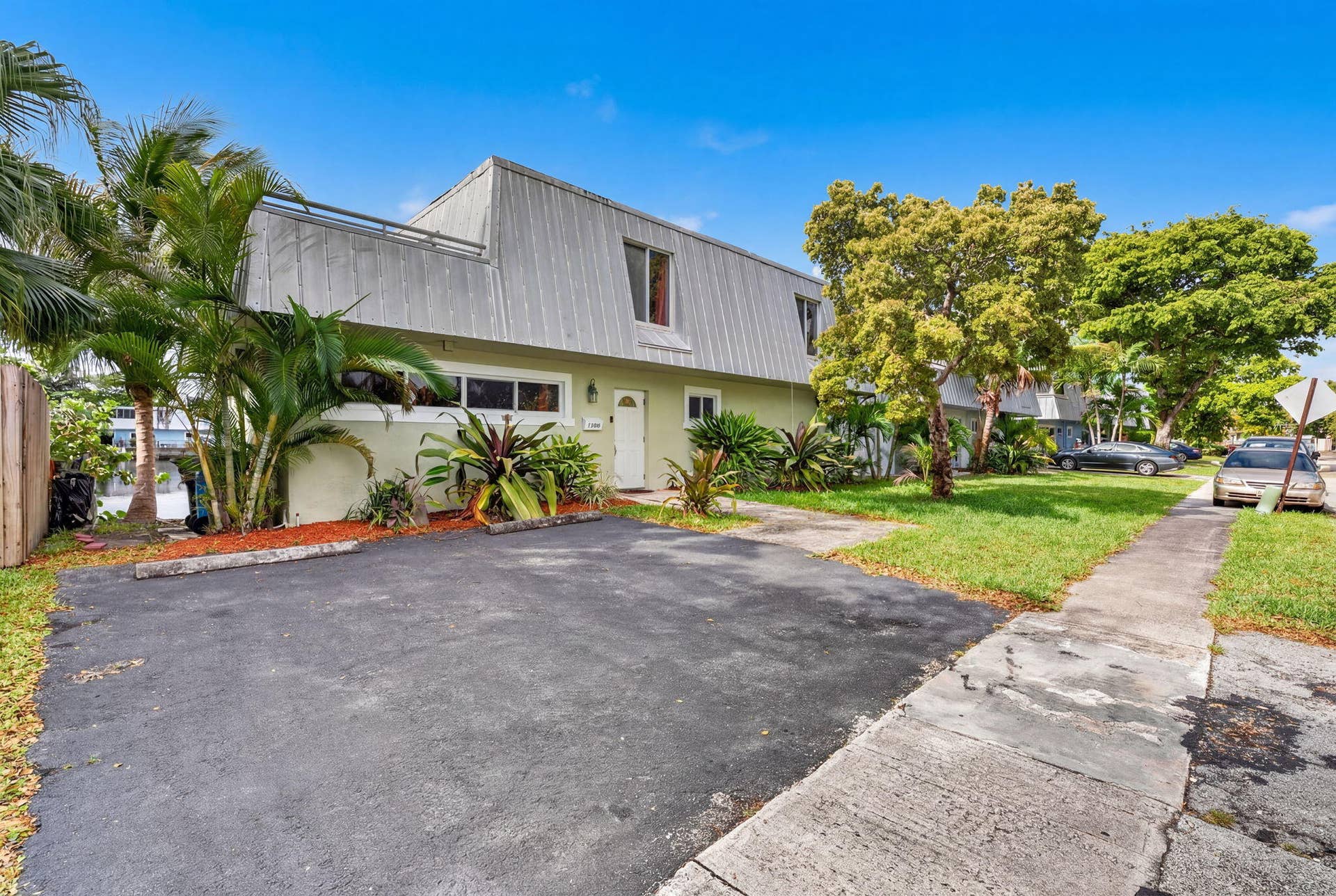 1380 NE 40th Drive, Oakland Park, FL 33334 3-web-or-mls-hf_20260412_213547_ae1c90d6